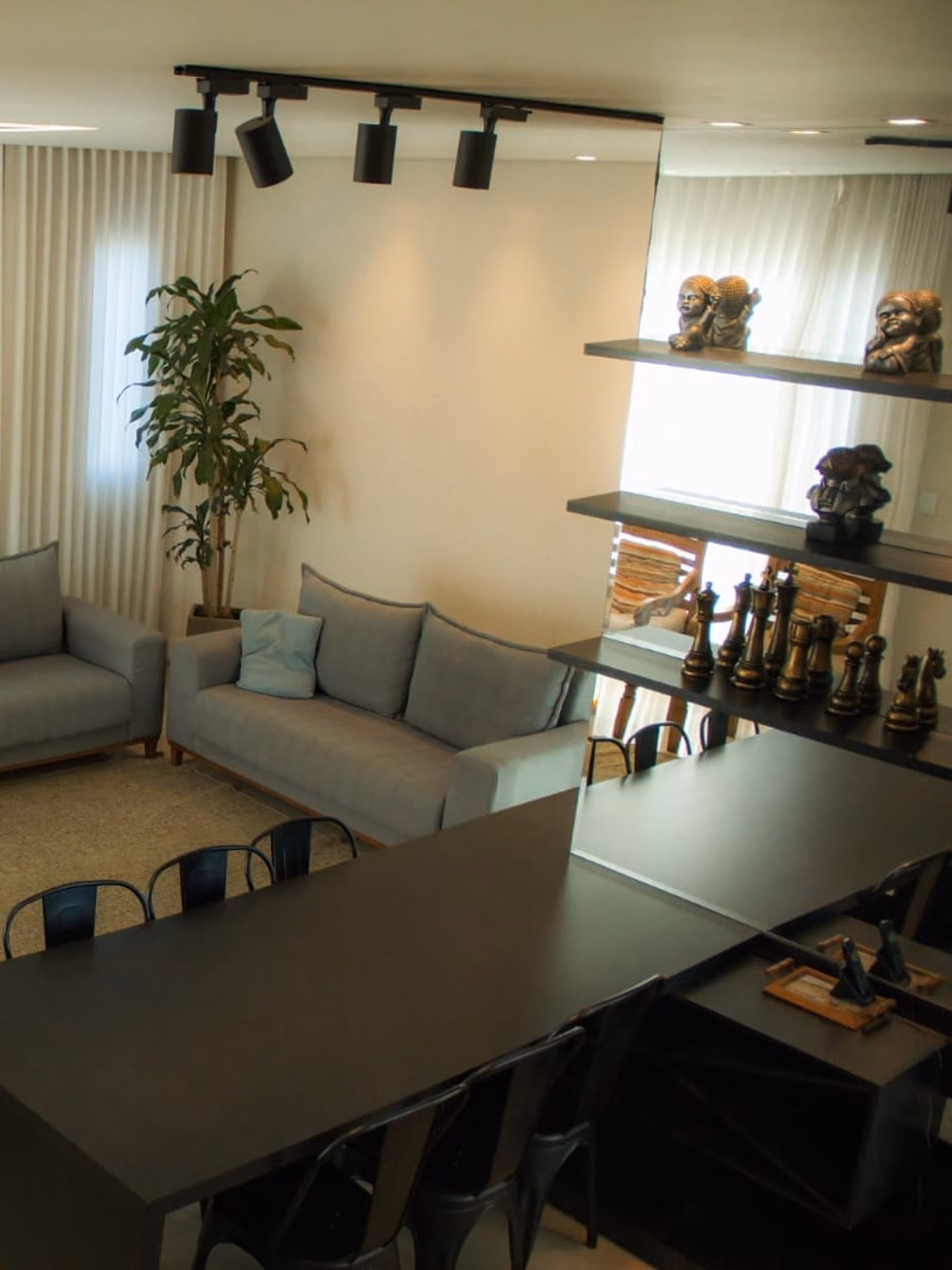 Sala de estar com escultura de Buda na parede e mesa de centro