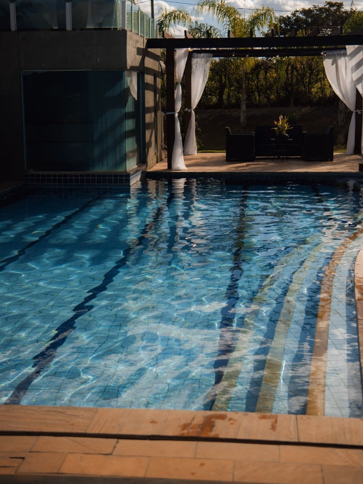 Detalhe da piscina de raia e do reflexo na água