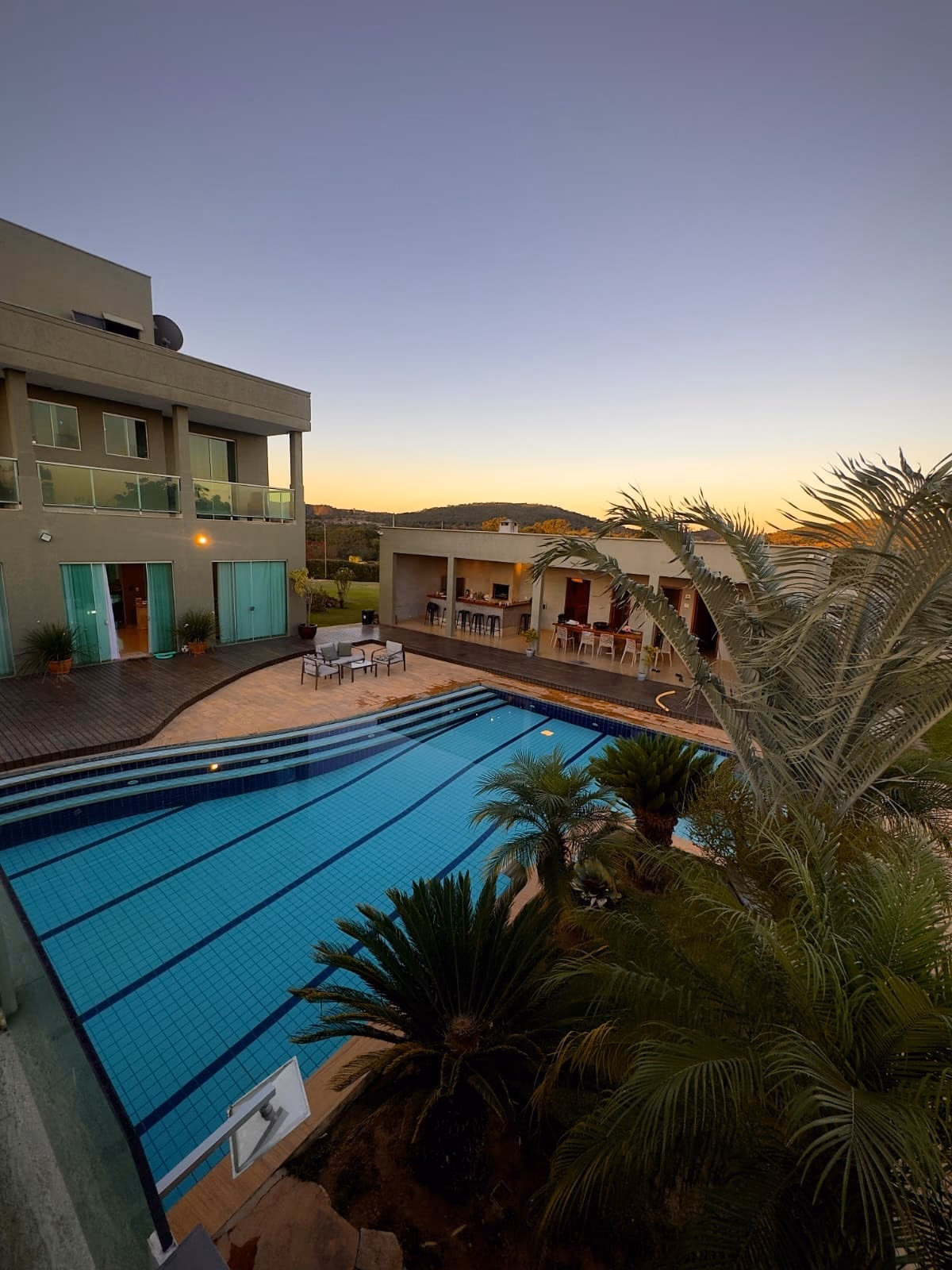 Piscina vista da varanda superior ao entardecer