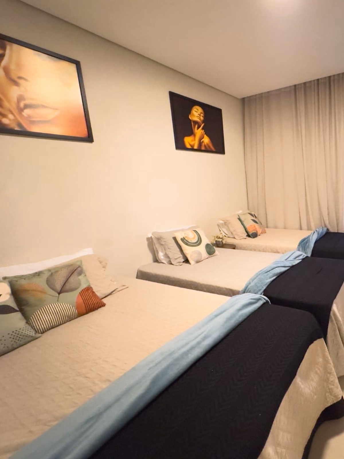 Quarto com camas de solteiro, cortinas e vista panorâmica