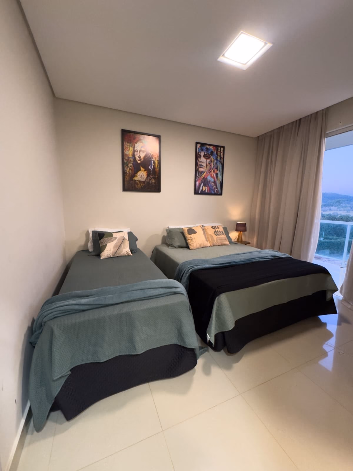 Quarto com camas de solteiro e mantas verdes
