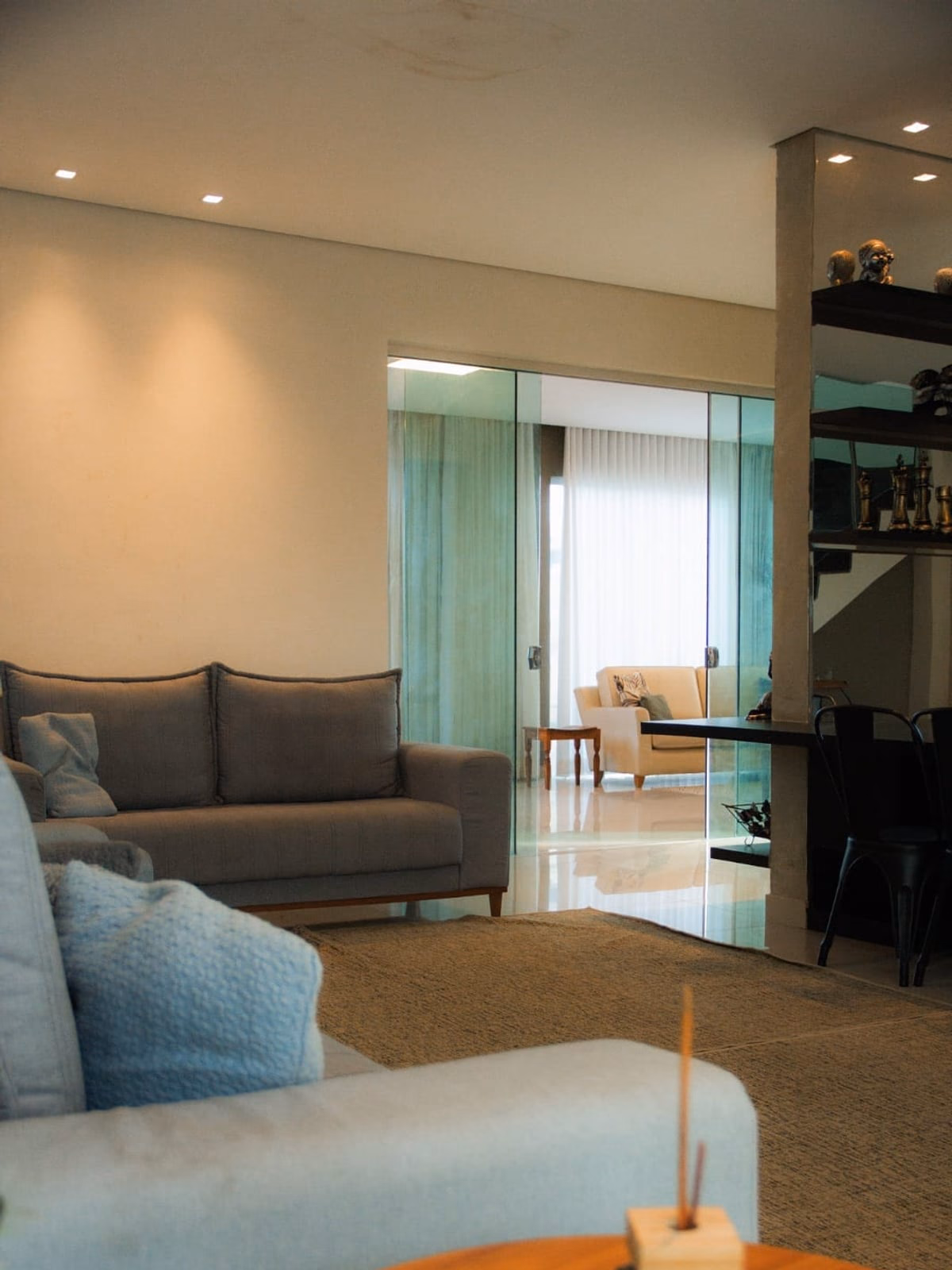 Sala de estar com vista para o hall de entrada e o bar ao fundo