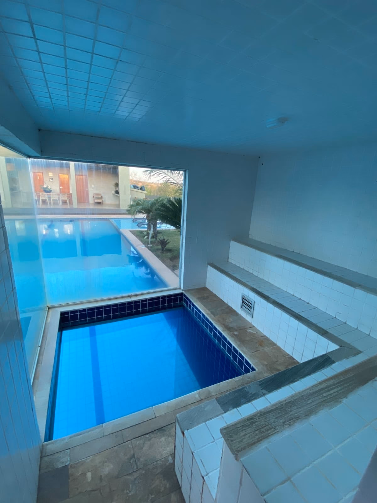 Vista da sauna para a piscina através do vidro